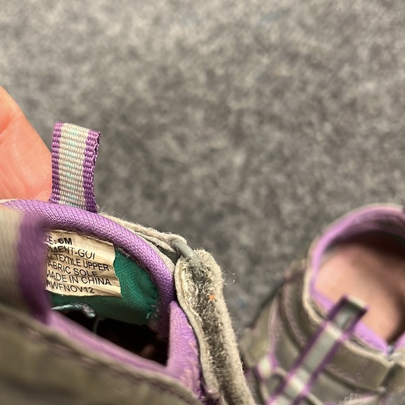 OshKosh size 6 toddler sandals - Picture 3 of 3